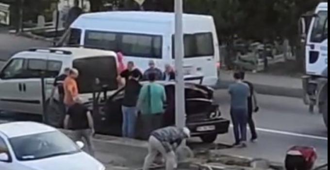 Bursa’da kamyon otomobile çarptı