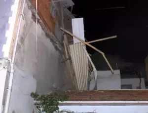Bursa’da lodos bir evin çatısını uçurdu